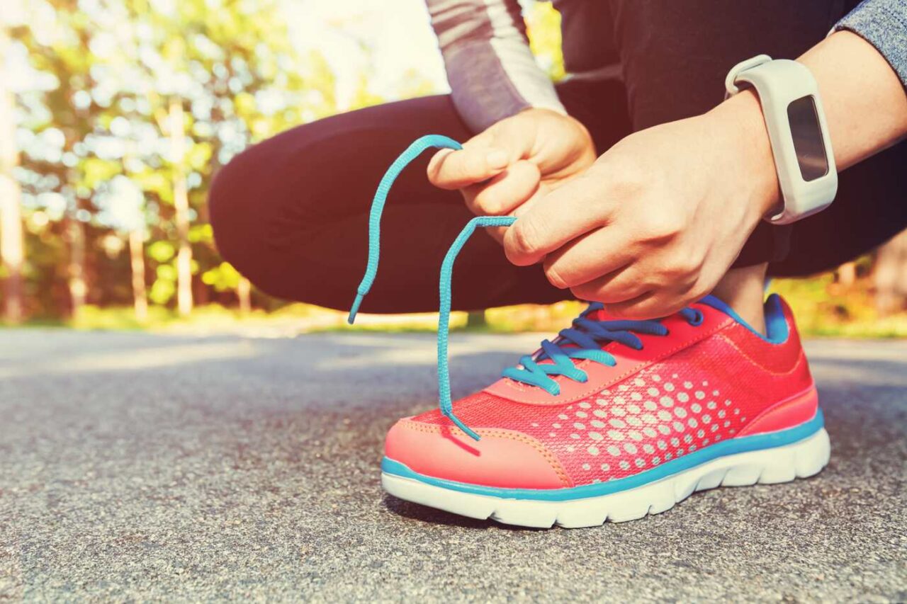 Le suole delle scarpe da ginnastica rivivono nei “tappeti” per le aree gioco dei parchi