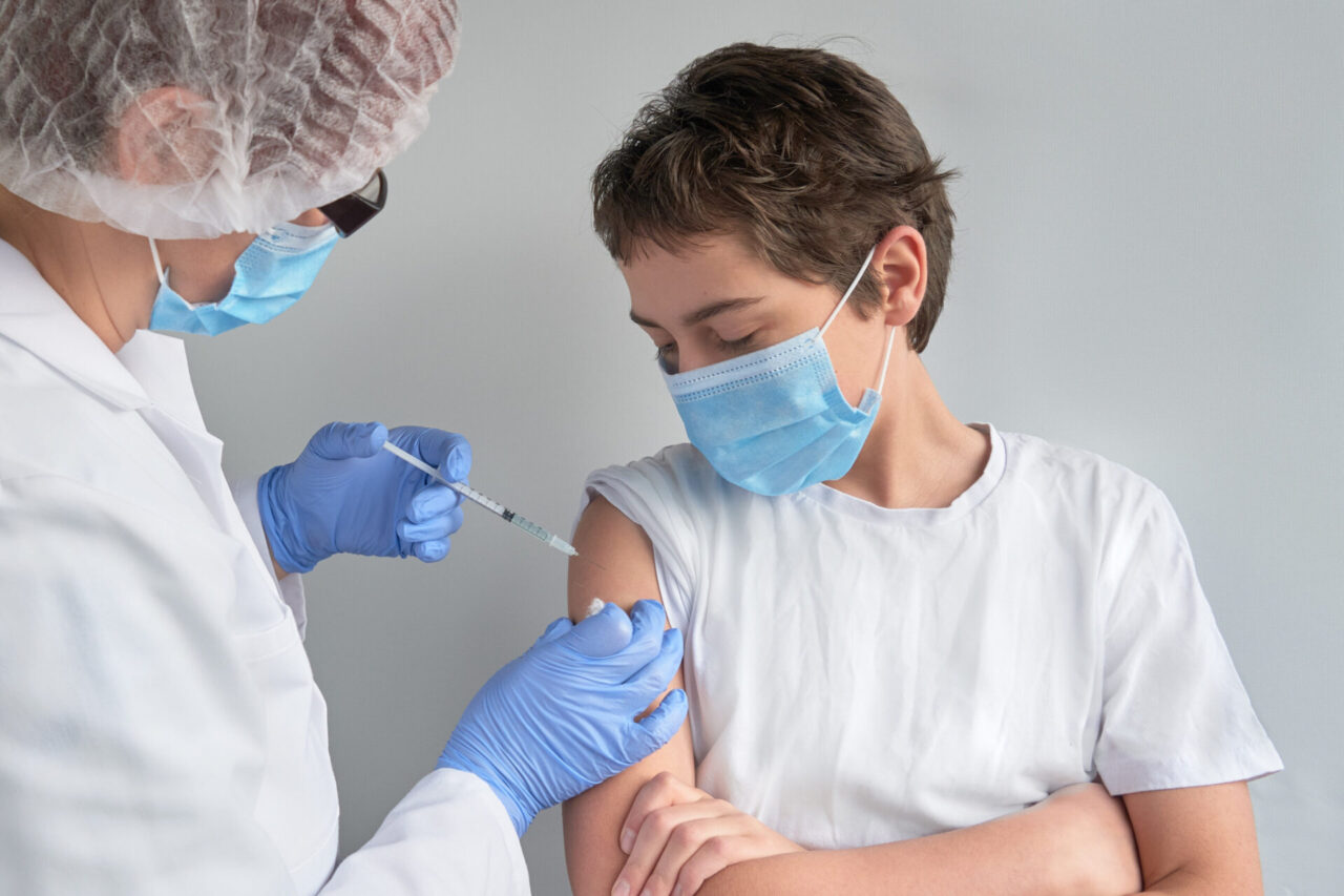 Vaccini 12-19 anni: in Lombardia nessun accesso libero, si continua con le prenotazioni