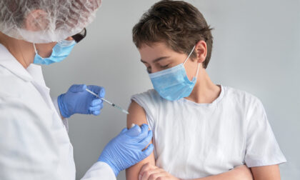 Vaccini 12-19 anni: in Lombardia nessun accesso libero, si continua con le prenotazioni