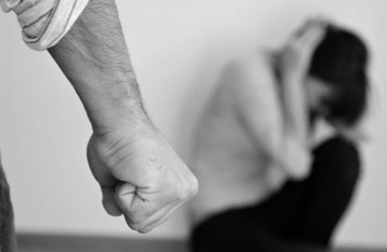 Picchiava la fidanzata e la sorvegliava con un sistema di telecamere, 29enne in carcere