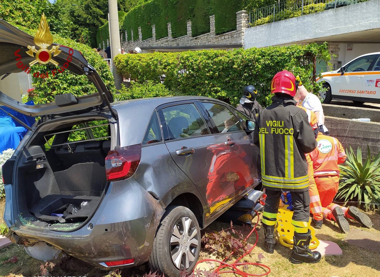Anziana fa retromarcia, sfonda una cancellata e investe una donna nel giardino di casa