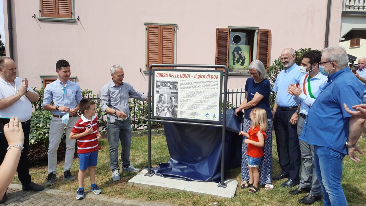 Inaugurata a Fiorano al Serio la stele ricordo della Corsa delle Uova (che torna nel 2022)