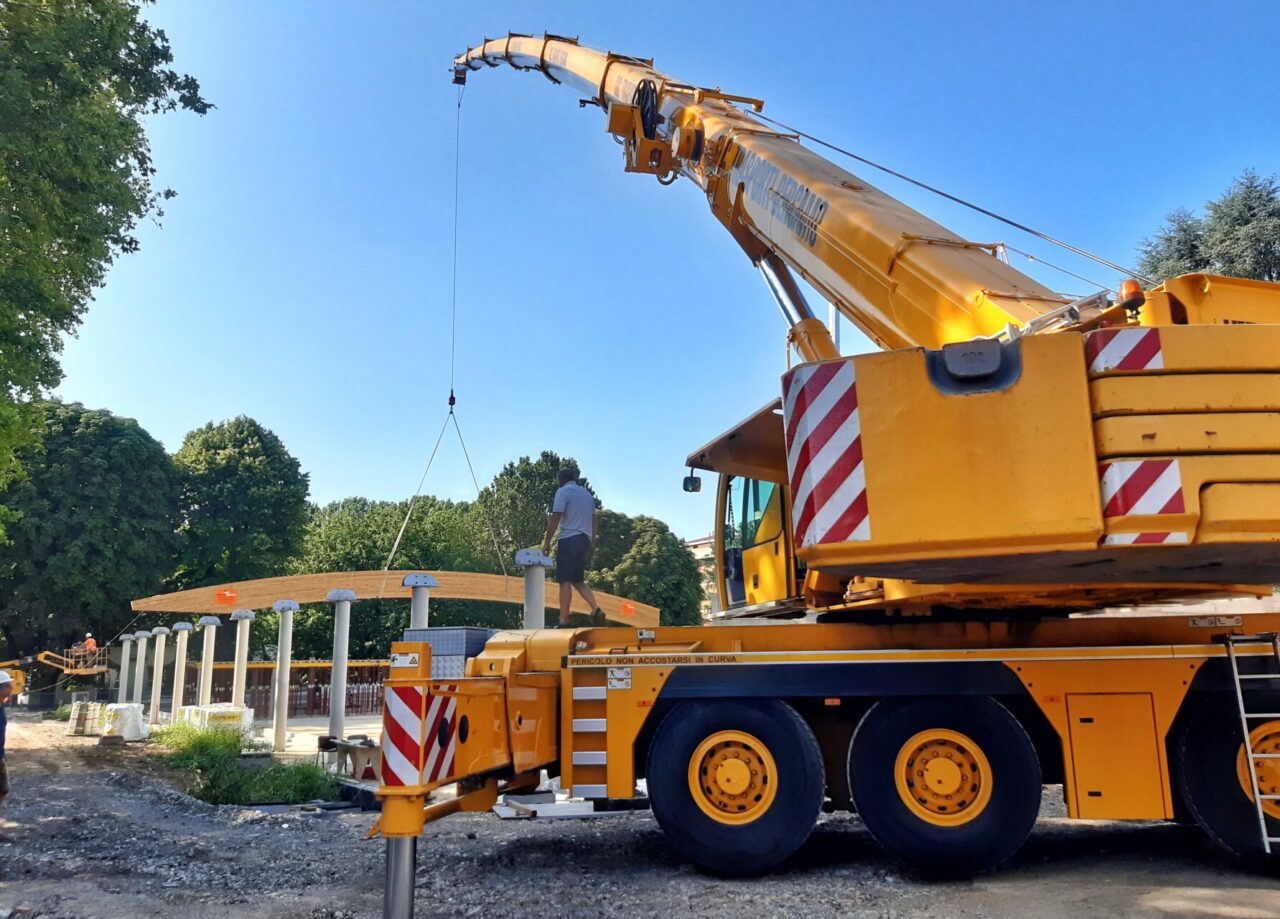 Palazzetto polifunzionale alla Malpensata, iniziata la posa delle travi di copertura