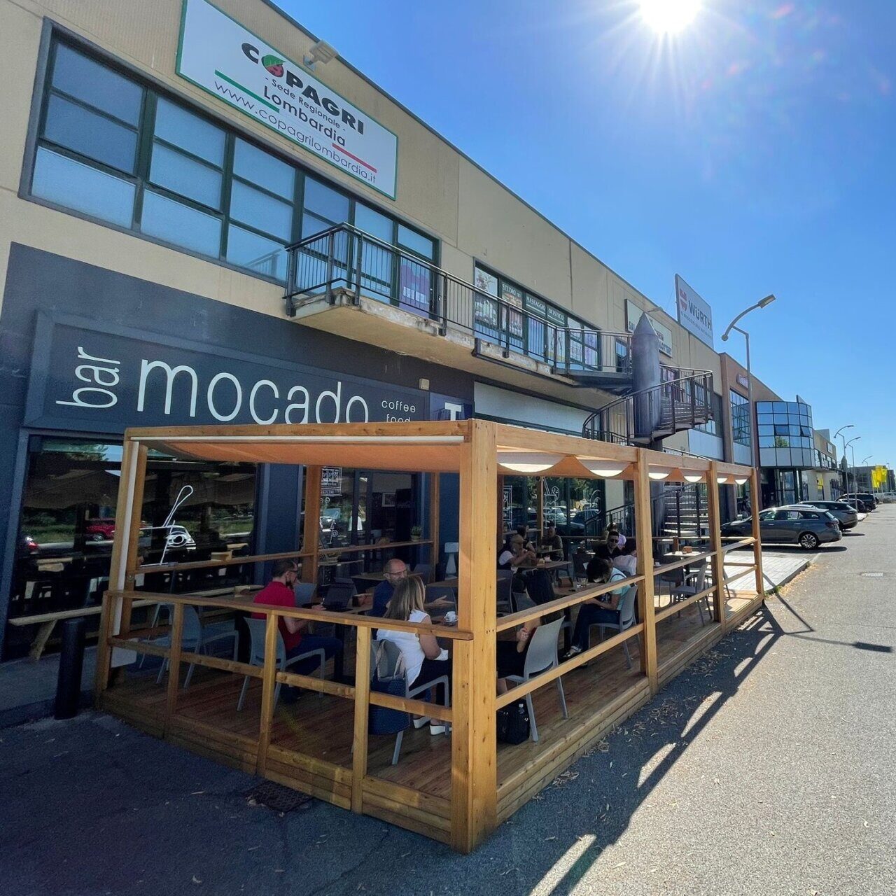 Spaccata con furto al bar, ma il ladro dimentica il telefono