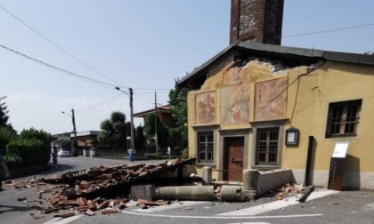 Camion sbaglia manovra e abbatte il portico della chiesetta di Santa Margherita