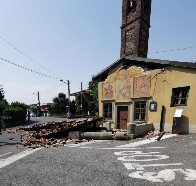 Camion sbaglia manovra e abbatte il portico della chiesetta di Santa Margherita