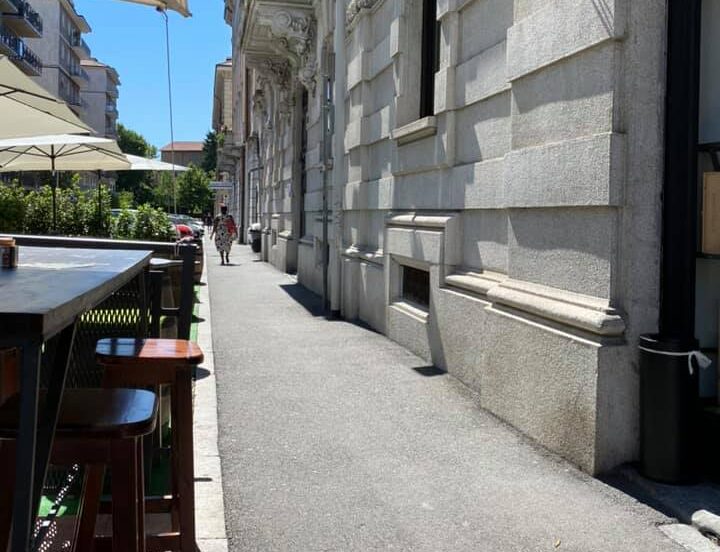 Via Paglia, locale mette delle sedie per bloccare i monopattini e viene multato