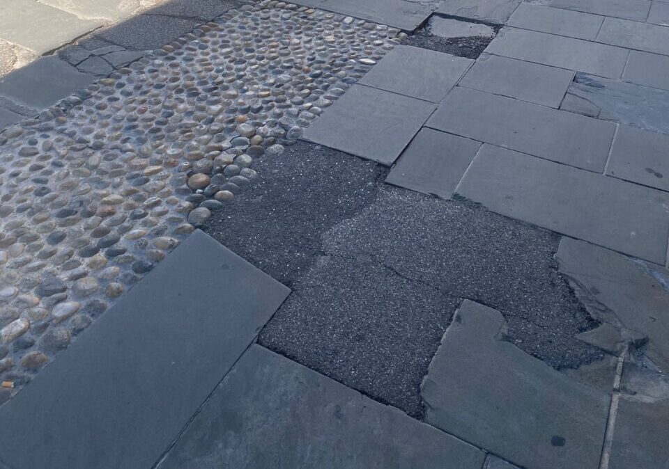 Sistemazione della pavimentazione di via Borfuro: i lavori slittano al 9 agosto