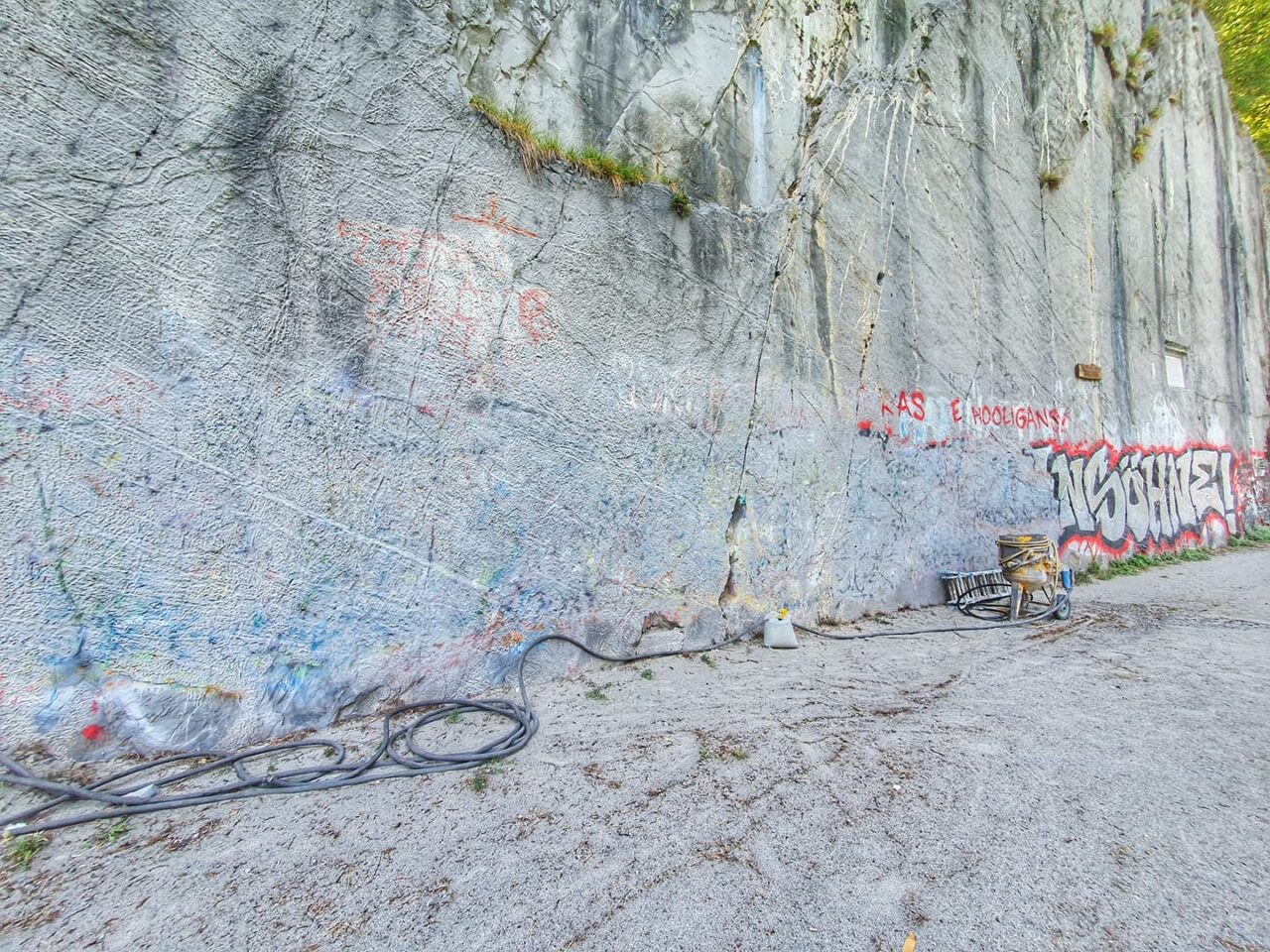 A Riva di Solto sono iniziati i lavori per la rimozione dei graffiti dalla baia del Bögn