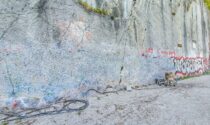 A Riva di Solto sono iniziati i lavori per la rimozione dei graffiti dalla baia del Bögn