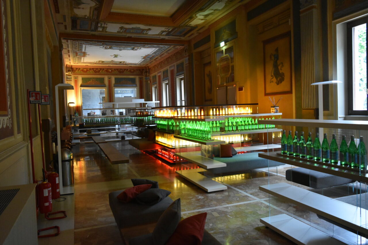 La nuova sala relax di QC Terme San Pellegrino, fatta di fluorescenti bottiglie