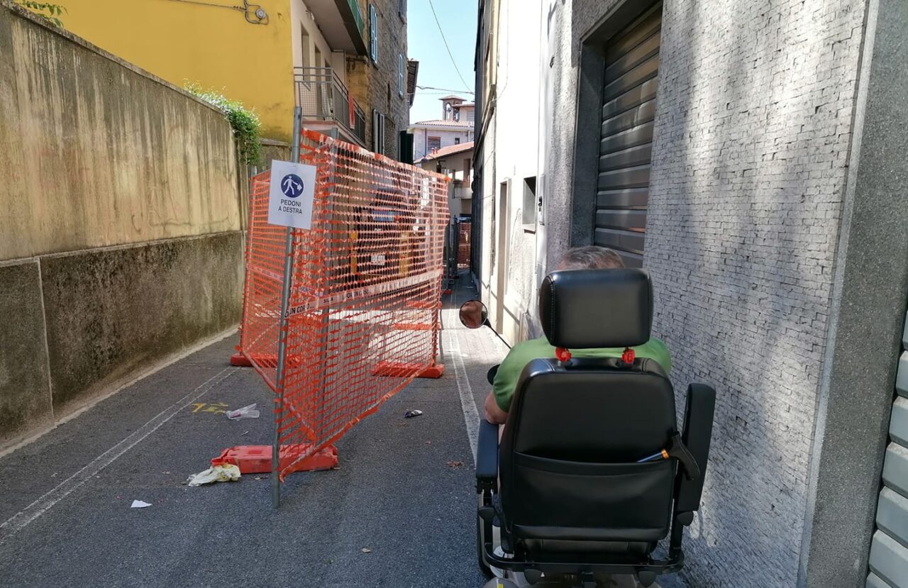 Ponte San Pietro, che polverone per i lavori in via Piazzini! Le critiche di Aurelio, disabile