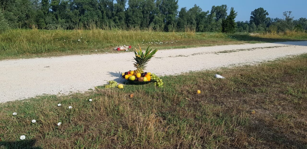 Frutta fresca, carcasse di polli e ceri di Padre Pio: l’ombra dei riti voodoo in riva al Serio