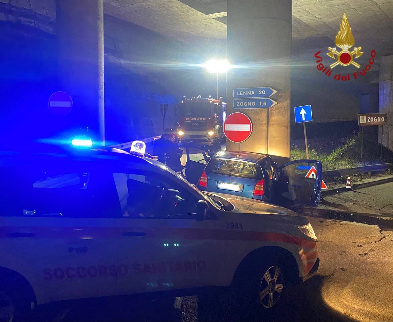 Esce di strada e si schianta contro uno svincolo a Zogno: grave un giovane di 33 anni