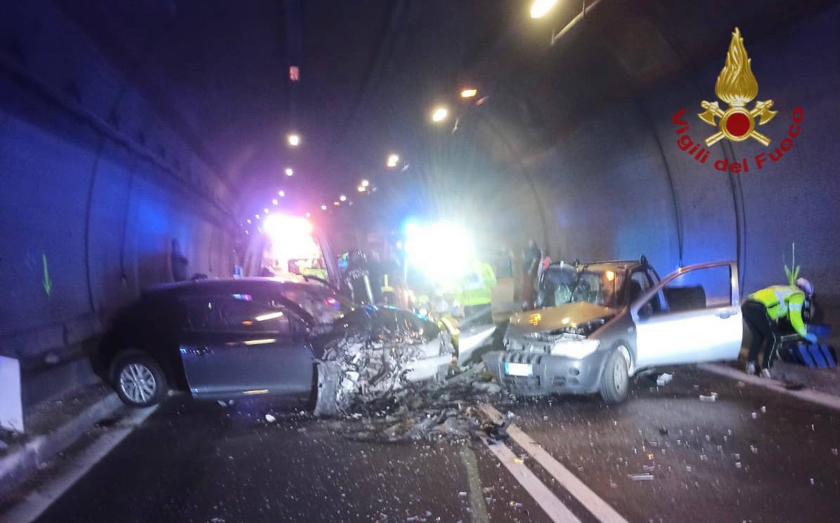 Scontro tra due automobili in una galleria di Lovere: quattro feriti, uno è grave