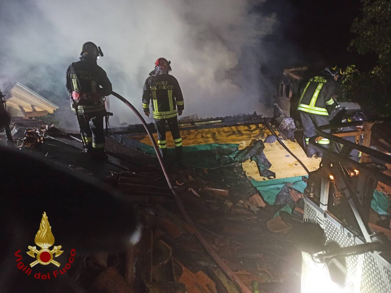 Va a fuoco una canna fumaria, bruciati 100 metri quadrati di un tetto a Castione