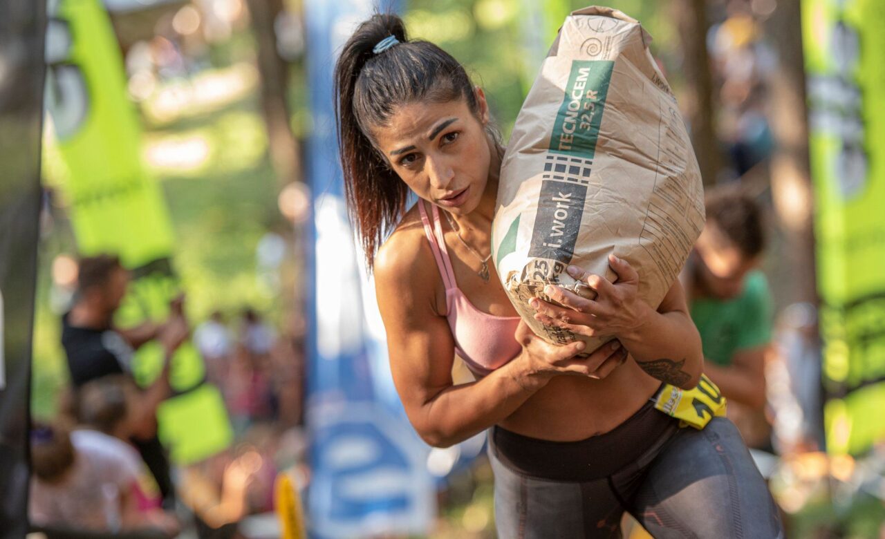 Magut Race, quella pazza scalata del pendio cemento in spalla