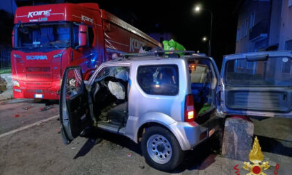 Frontale nella notte a Zogno tra un camion e una jeep: coinvolti due giovani