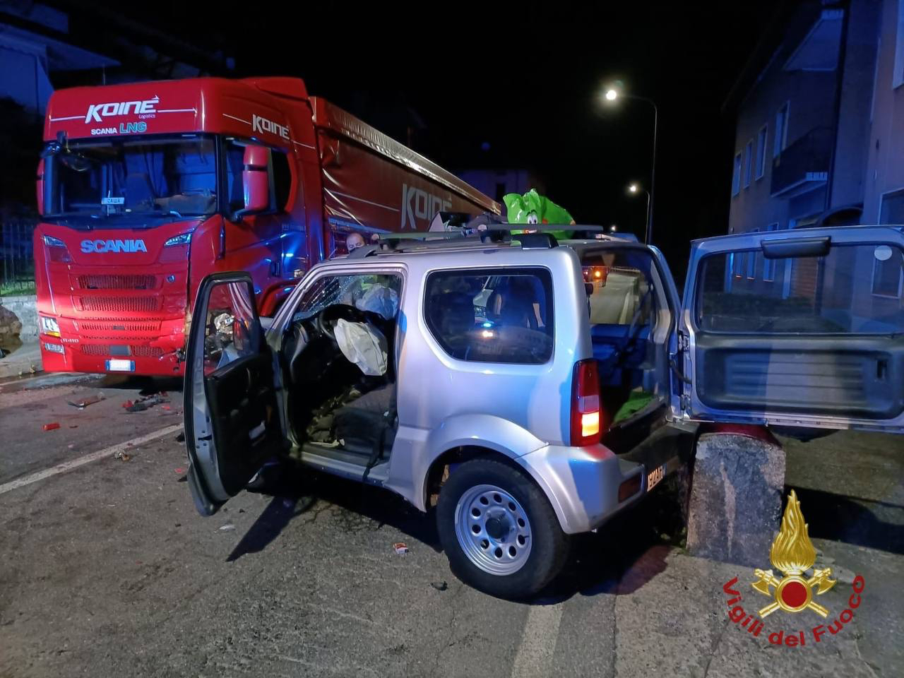 Frontale nella notte a Zogno tra un camion e una jeep: coinvolti due giovani