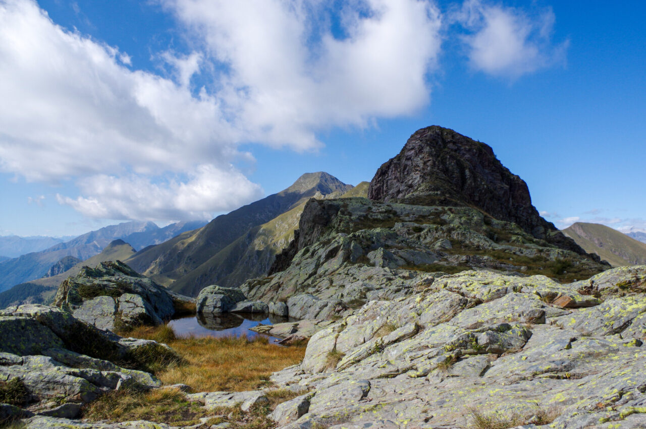 Storia e bellezza si incrociano, sulla cima del Pizzo dei Tre Signori (arrivarci non è da tutti)