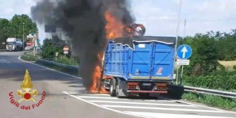 Camion prende fuoco all’altezza dell’uscita del casello autostradale, nessun ferito