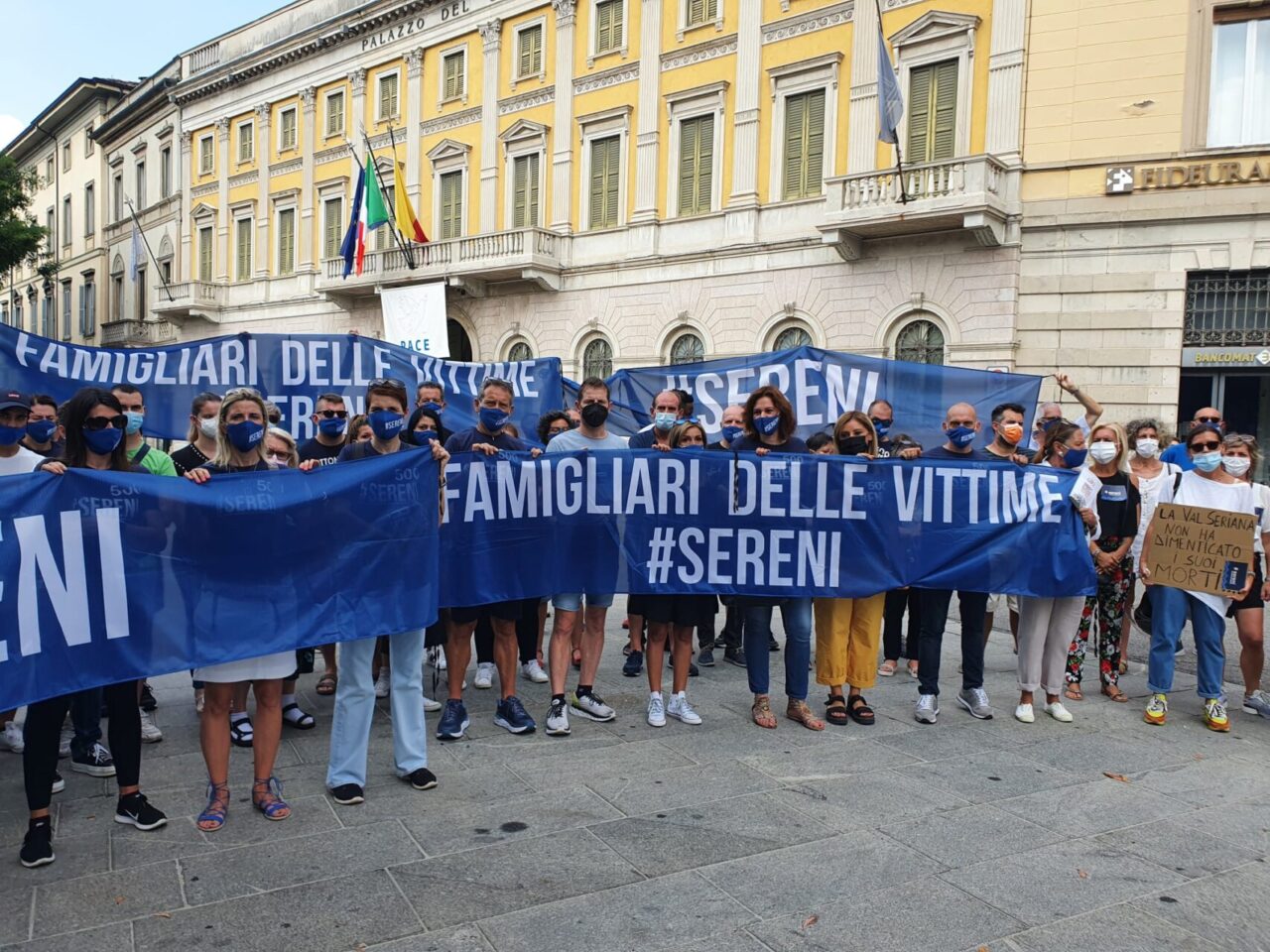 I familiari delle vittime del Covid in piazza: «La commissione d’inchiesta è una farsa»