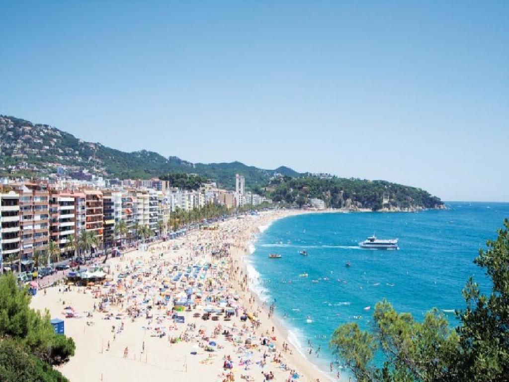 Ragazzi bergamaschi positivi al Covid in Spagna: costretti a dormire in spiaggia