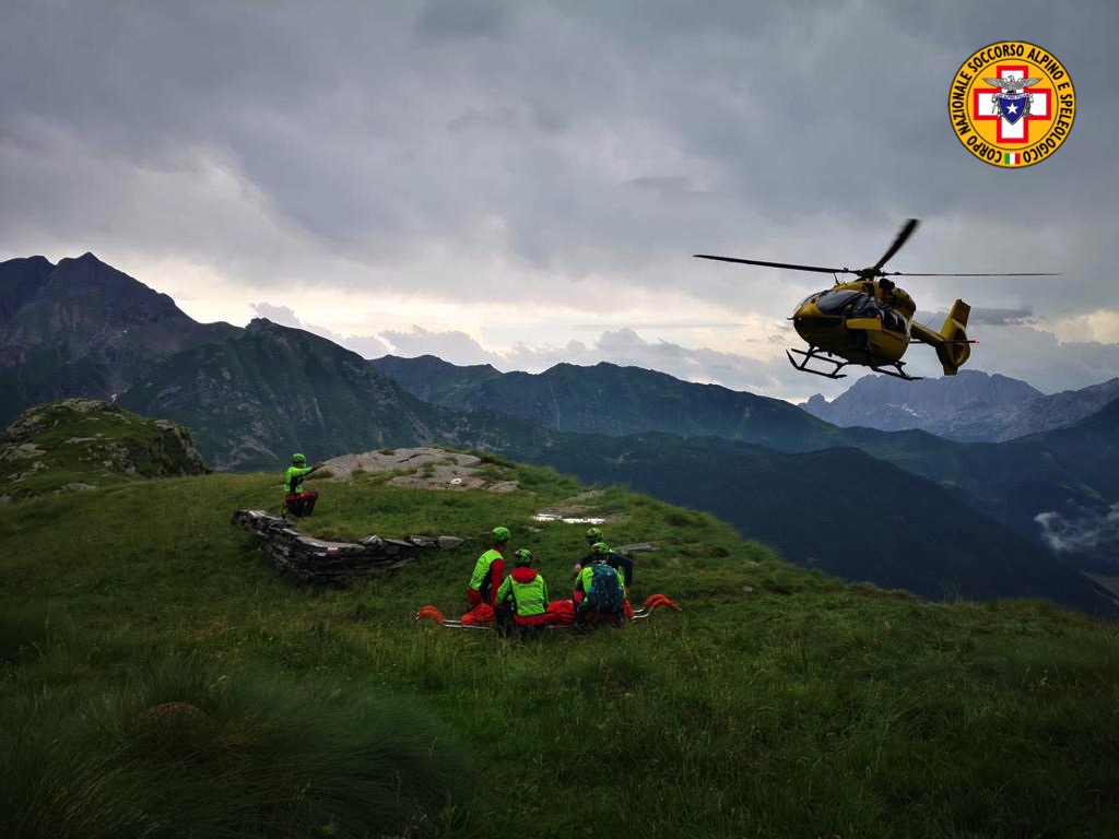 Colpita da un masso tra Coca e Brunone, i soccorritori salgono con il trenino