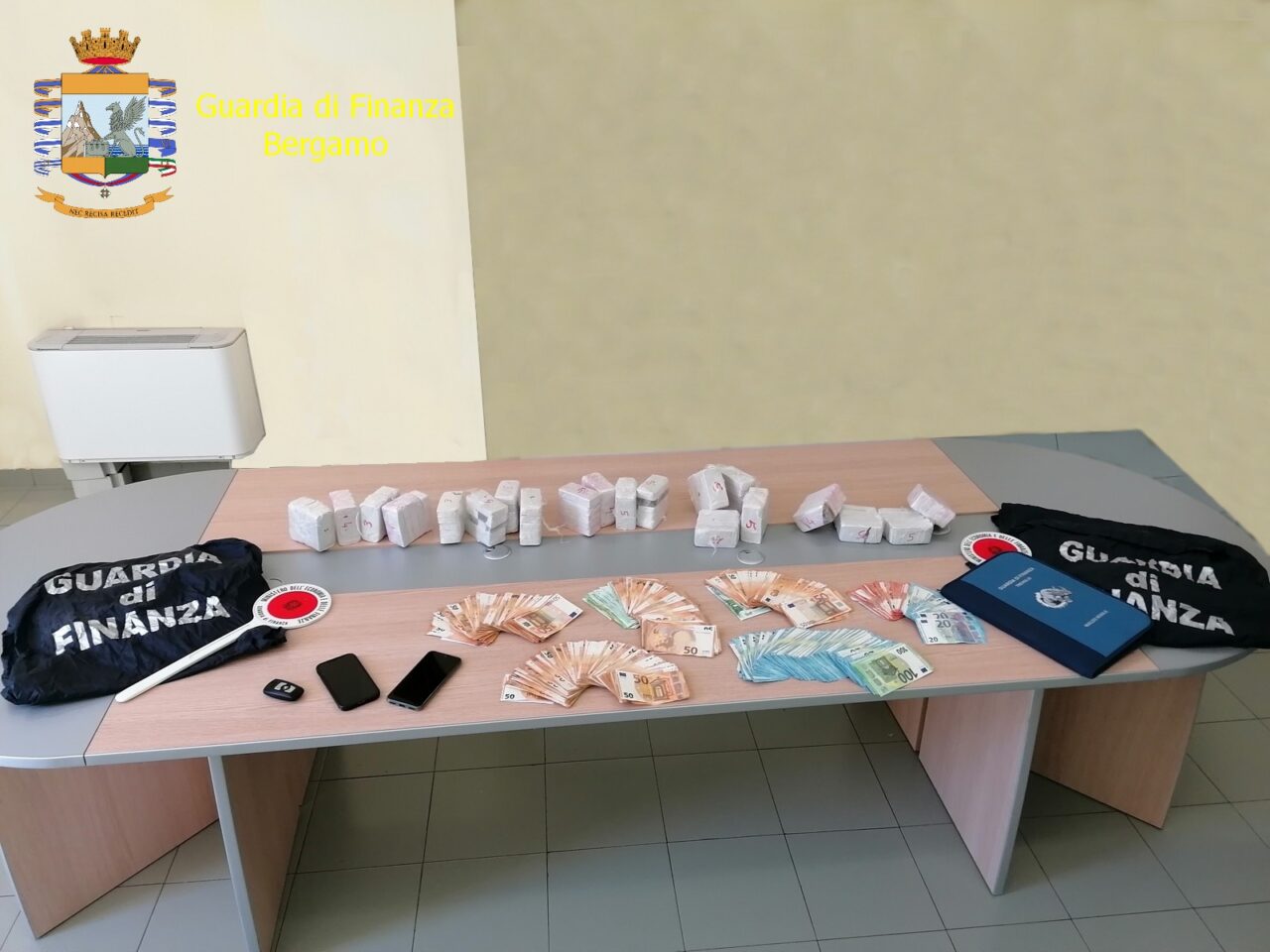 Droga, maxi sequestro a Canonica: in auto aveva 10 chili di hashish e 25mila euro