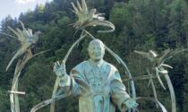 Il ritorno di Papa Giovanni in Val di Scalve: a Colere installata la statua di Tommaso Pizio