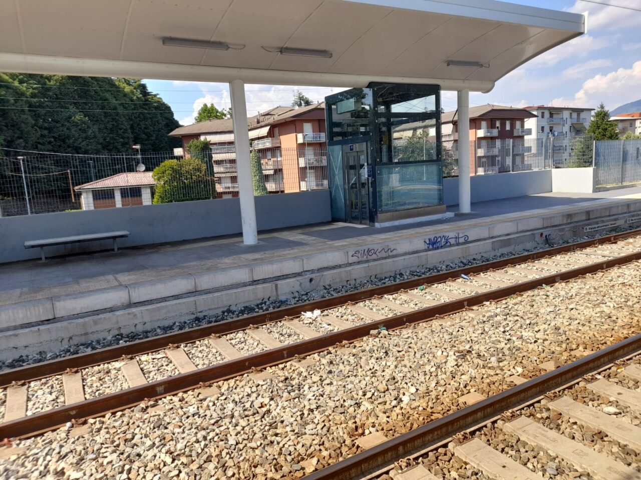 Sporcizia, urina, siringhe e ascensori inagibili in stazione a Seriate: le foto del degrado