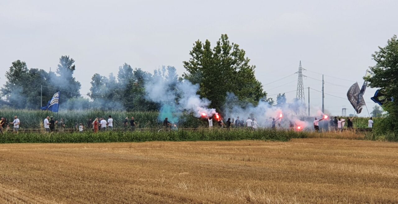 Bandieroni, cori e fumogeni: il corteo degli ultrà nerazzurri tra i campi della Bassa