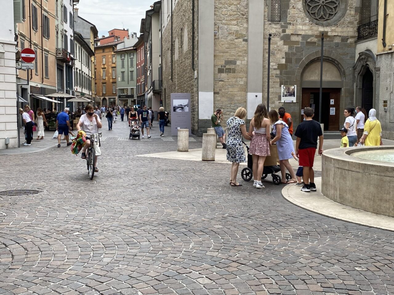 Rallenta la riduzione dei contagi. Timori per i focolai legati alle varianti (ma i vaccini funzionano)