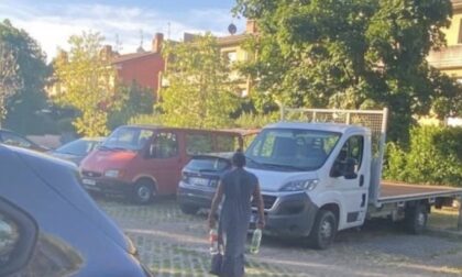 Nomadi "occupano" un parcheggio in via per Orio, Carrara: «Il Comune sgomberi l'area»