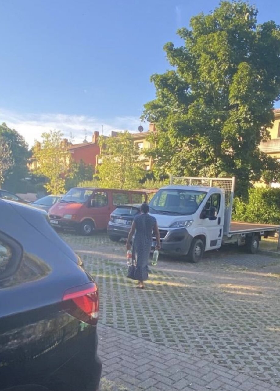 Nomadi “occupano” un parcheggio in via per Orio, Carrara: «Il Comune sgomberi l’area»