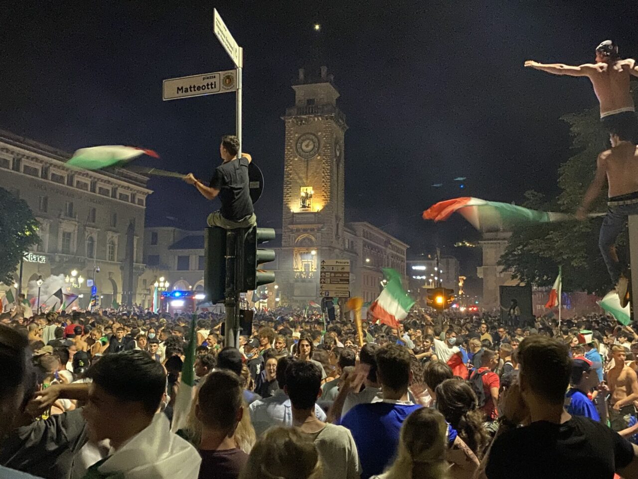 Folla in centro per l’Italia: i video e le foto della festa