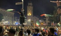 Folla in centro per l’Italia: i video e le foto della festa
