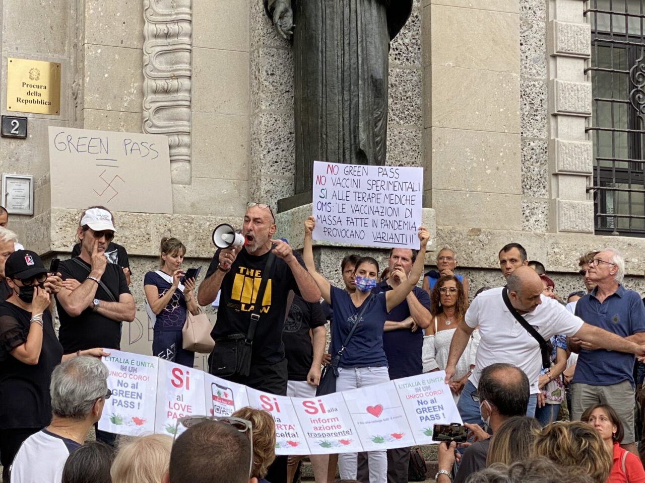 “No green pass”: i manifestanti sfilano senza autorizzazione in centro città