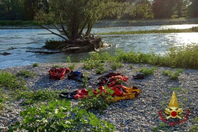 Per salvare il cane rischiano di annegare nel Serio