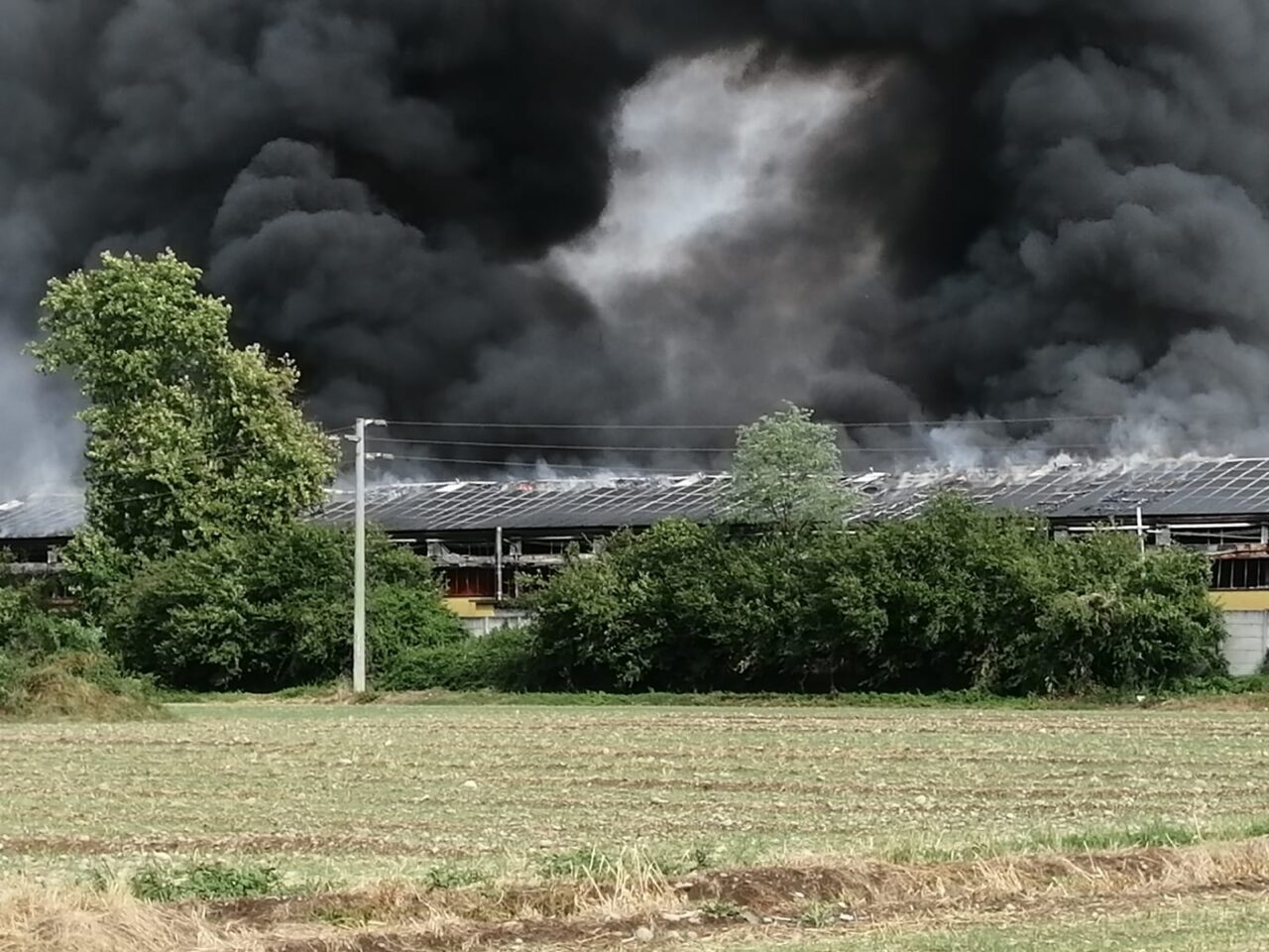 Incendio alla GiòStyle di Urgnano, colonna di fumo nero visibile a chilometri