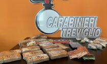 Sfonda il posto di blocco, arrestato un 33enne. Aveva un chilo di cocaina e 200 mila euro