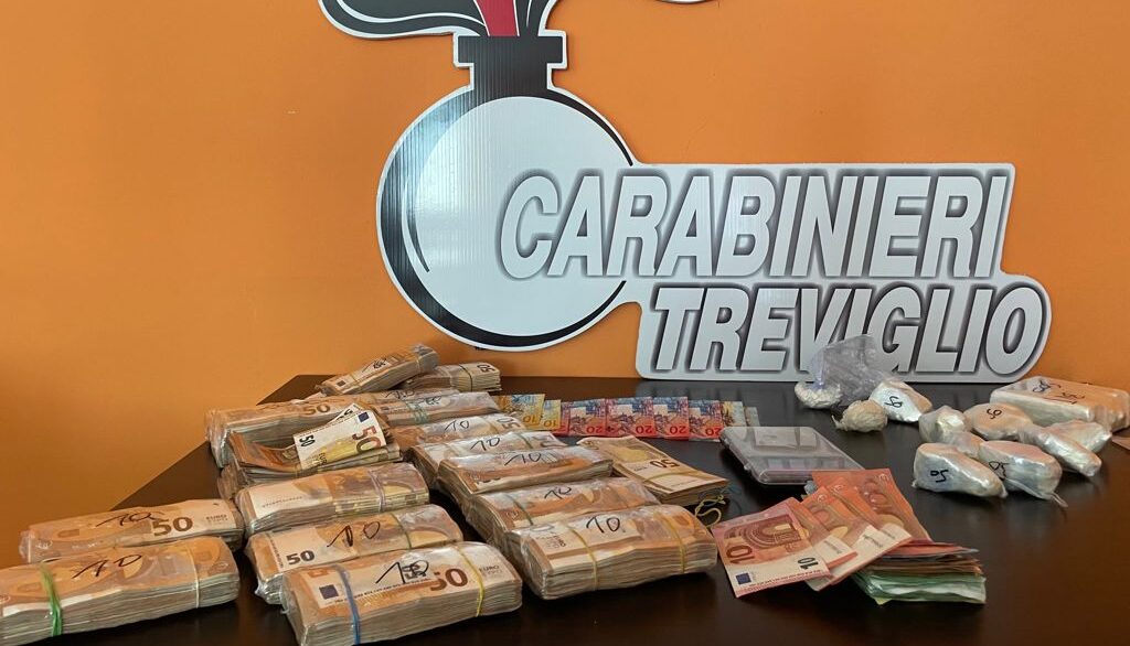 Sfonda il posto di blocco, arrestato un 33enne. Aveva un chilo di cocaina e 200 mila euro