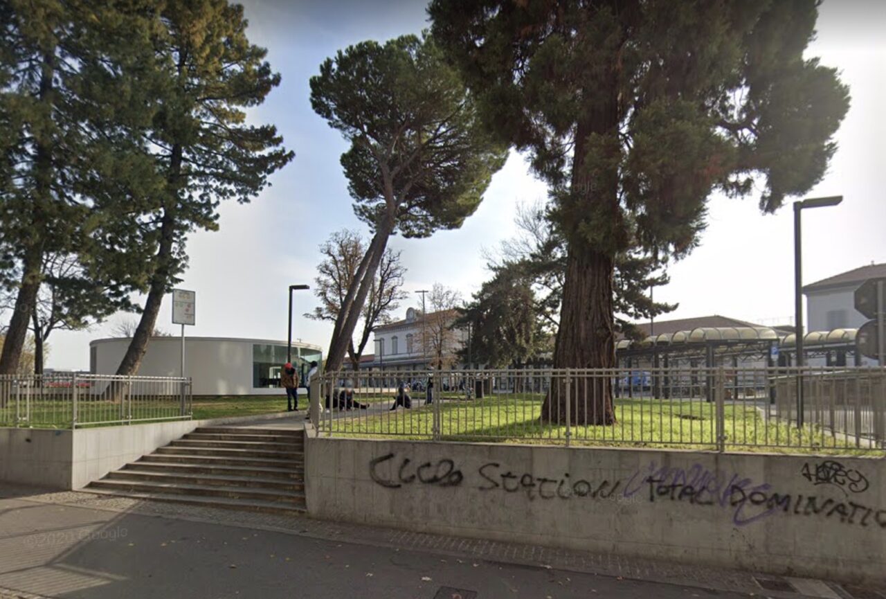 Degrado in stazione: rimosse le rastrelliere, in arrivo siepi spinate intorno alle aiuole