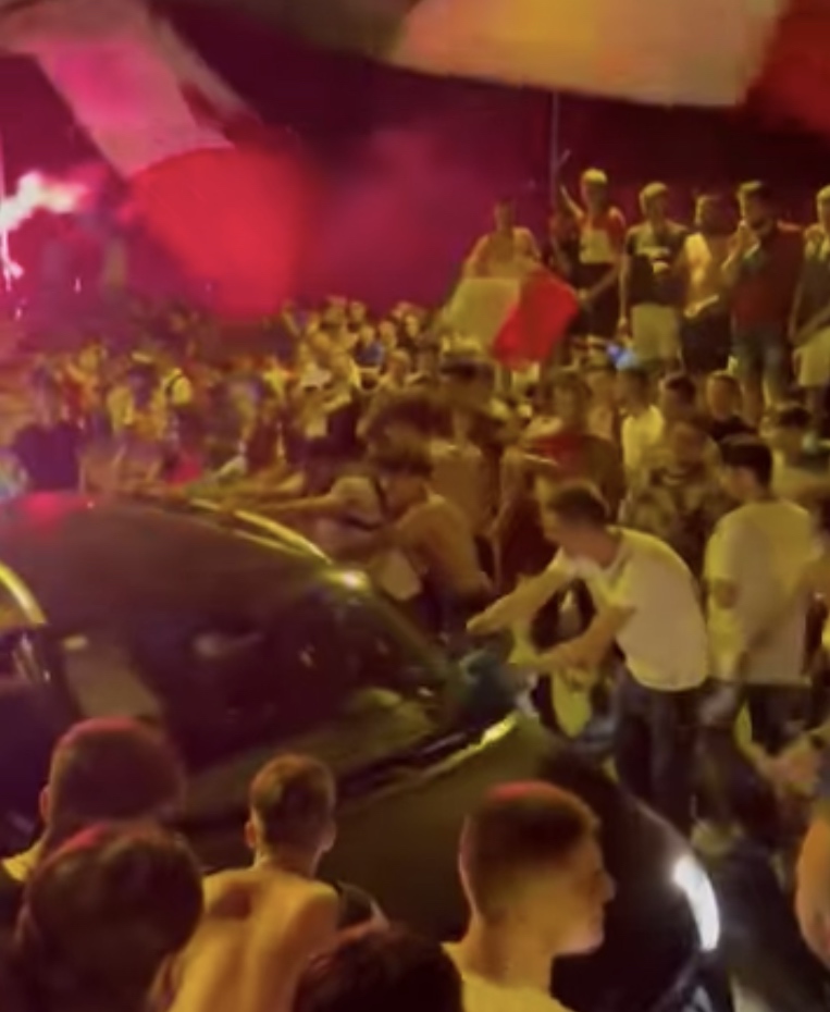 Auto bloccate sul ponte e danneggiate: a Sarnico più controlli in vista di Italia-Inghilterra