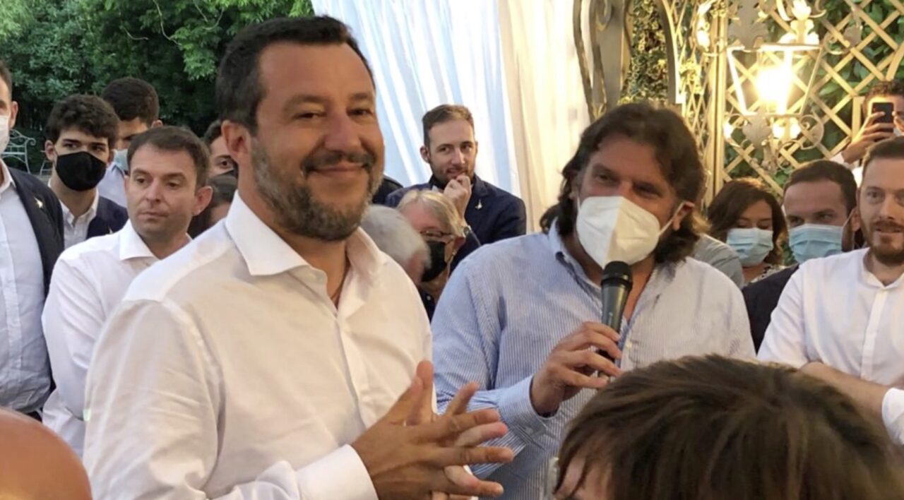 Salvini, non ancora vaccinato, alla cena della Lega a Brusaporto. E Carretta lo critica