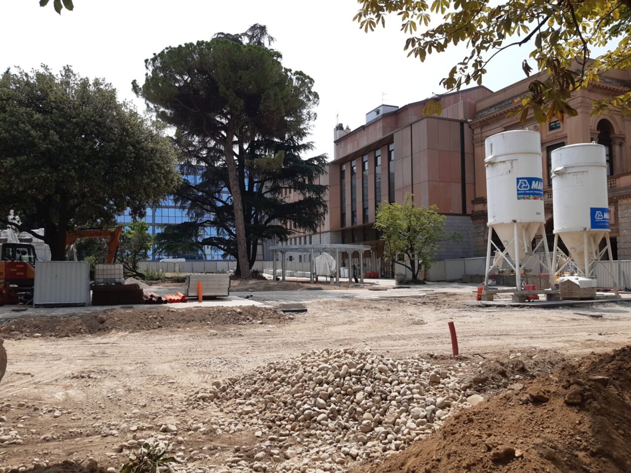 Riqualificazione del Sentierone: in piazza Cavour arriva la nuova pavimentazione