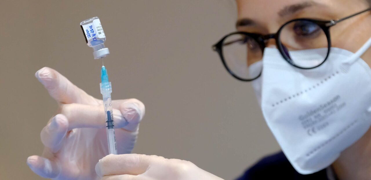 I motivi per cui il vaccino anti-Covid non è affatto un vaccino sperimentale