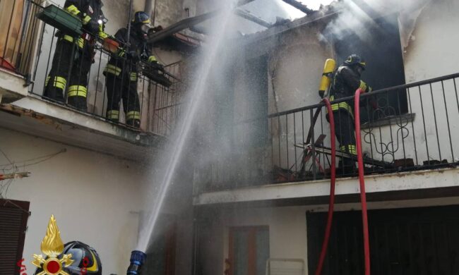 Dà fuoco a casa propria nel centro di Martinengo, arrestato
