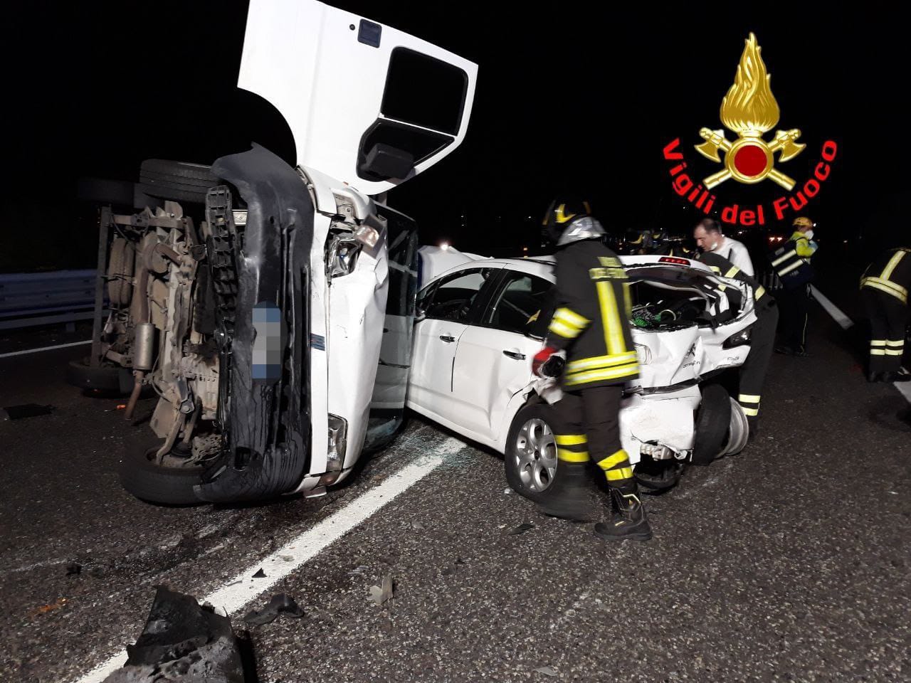 Carambola tra quattro auto e un tir, elisoccorso in autostrada