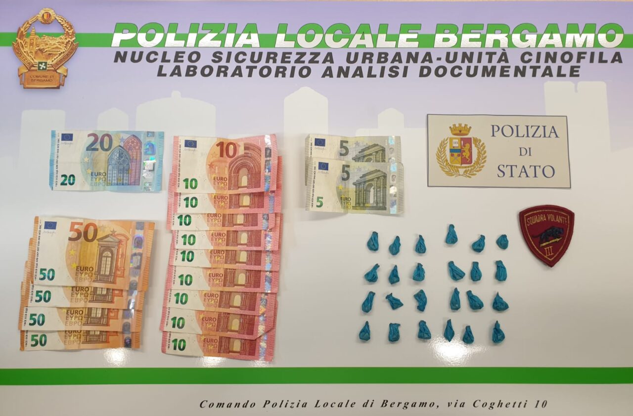 Spacciava eroina in stazione: arrestato 41enne senza fissa dimora, sequestrate 24 dosi